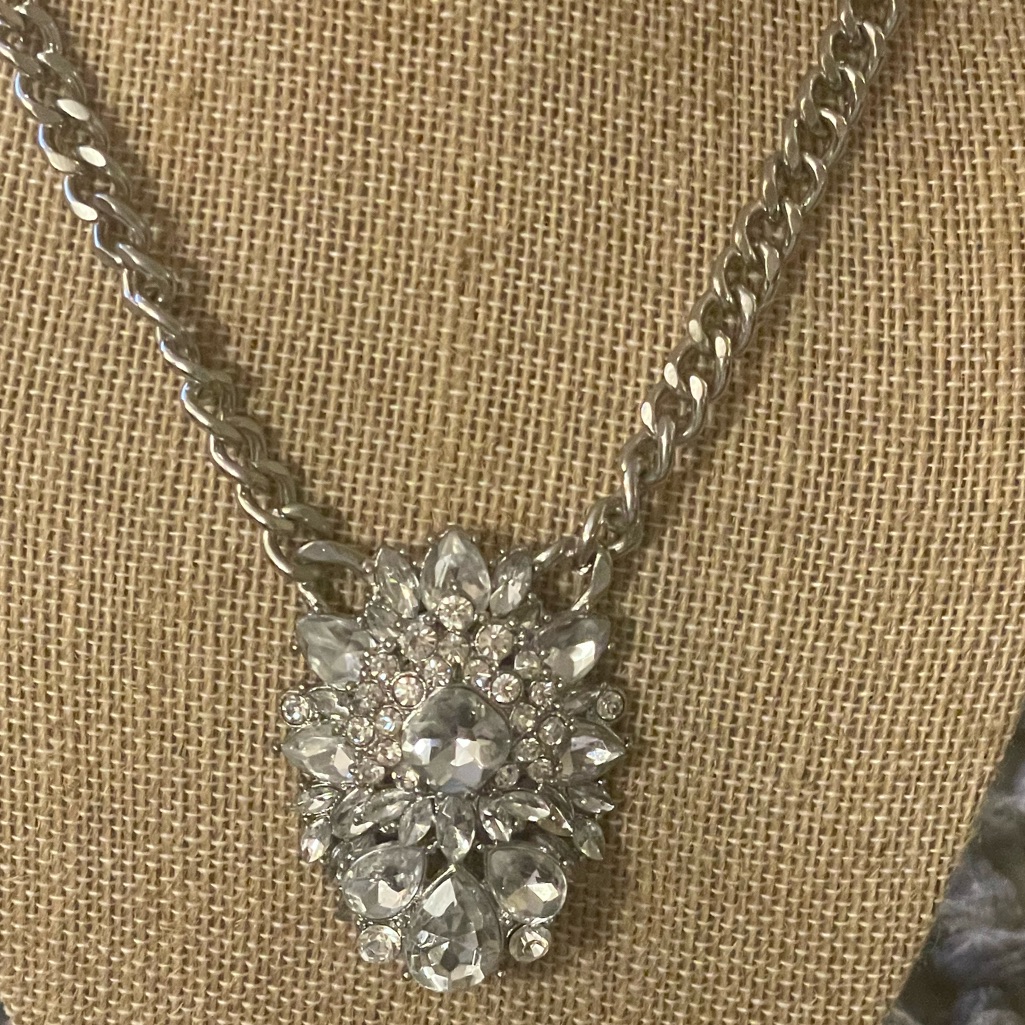 Sliver Chain With Crystal Pendant 40$